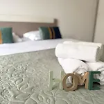 Flightdeck Apartment *